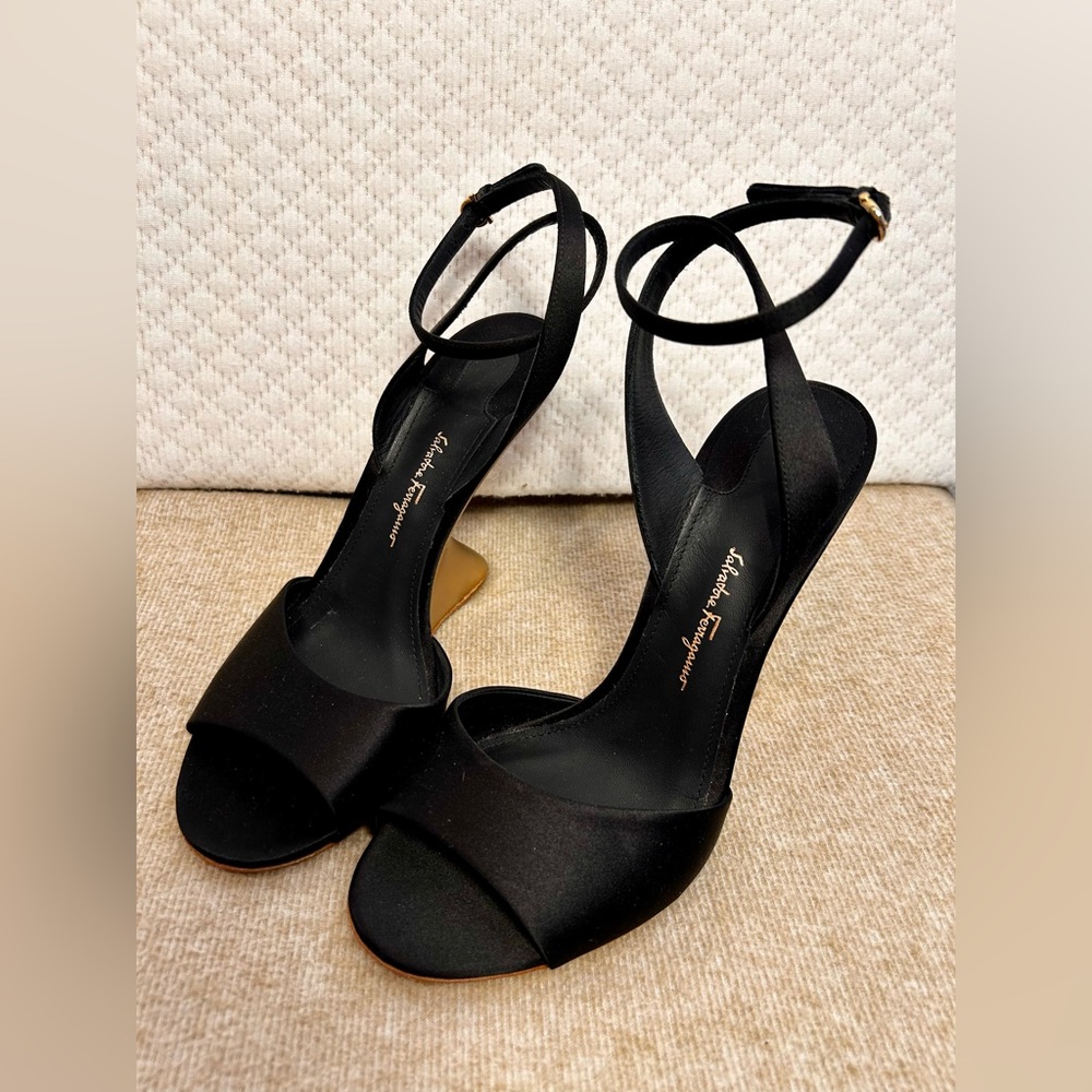 FERRAGAMO Arsina Womens Black Open Toe Gold Wedge Heeled Ankle Strap Sandal 8.5 - Picture 3 of 10